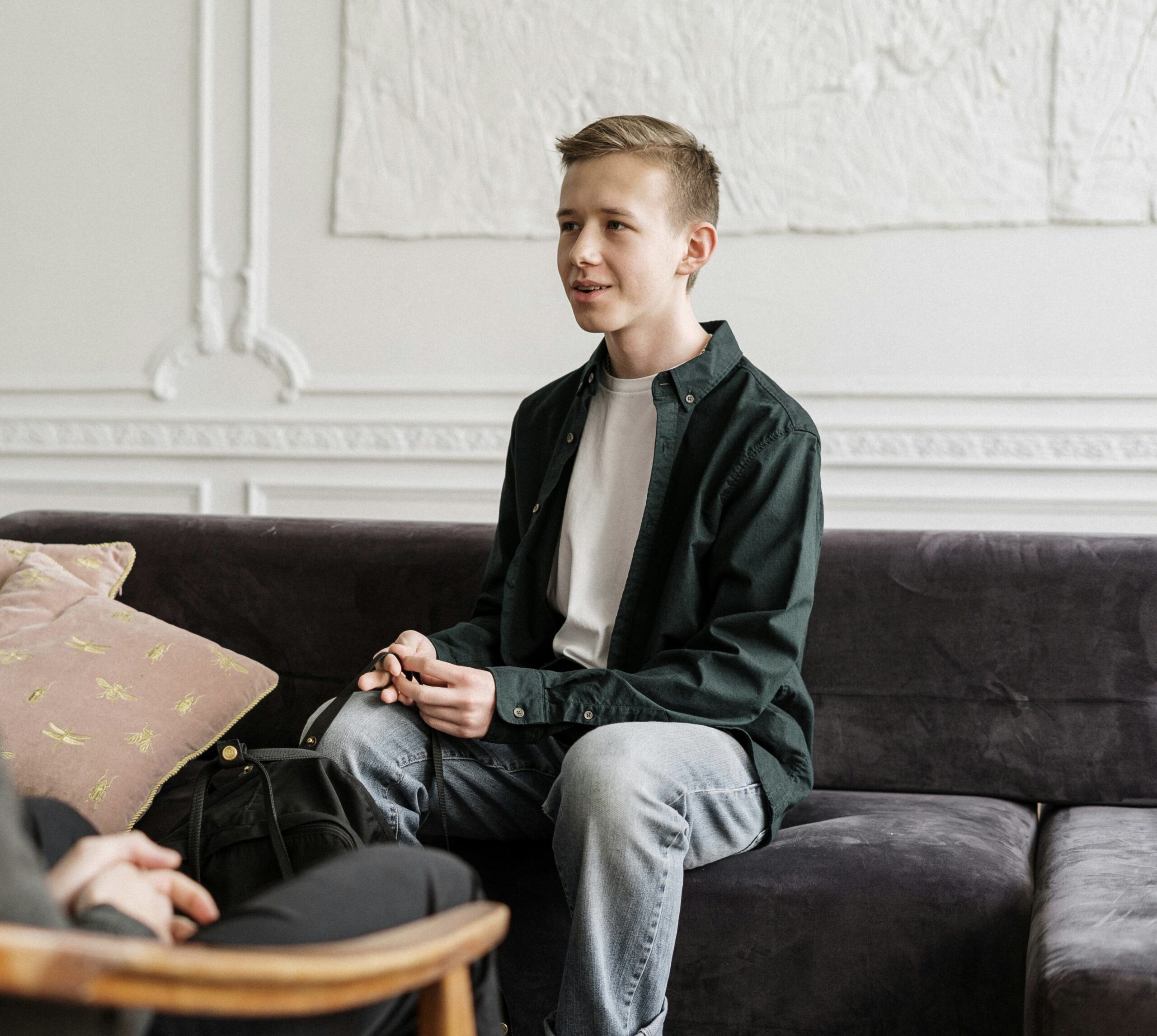 pexels-cottonbro-4100661 un adolescent qui parle de ses problèmes avec un psychologue