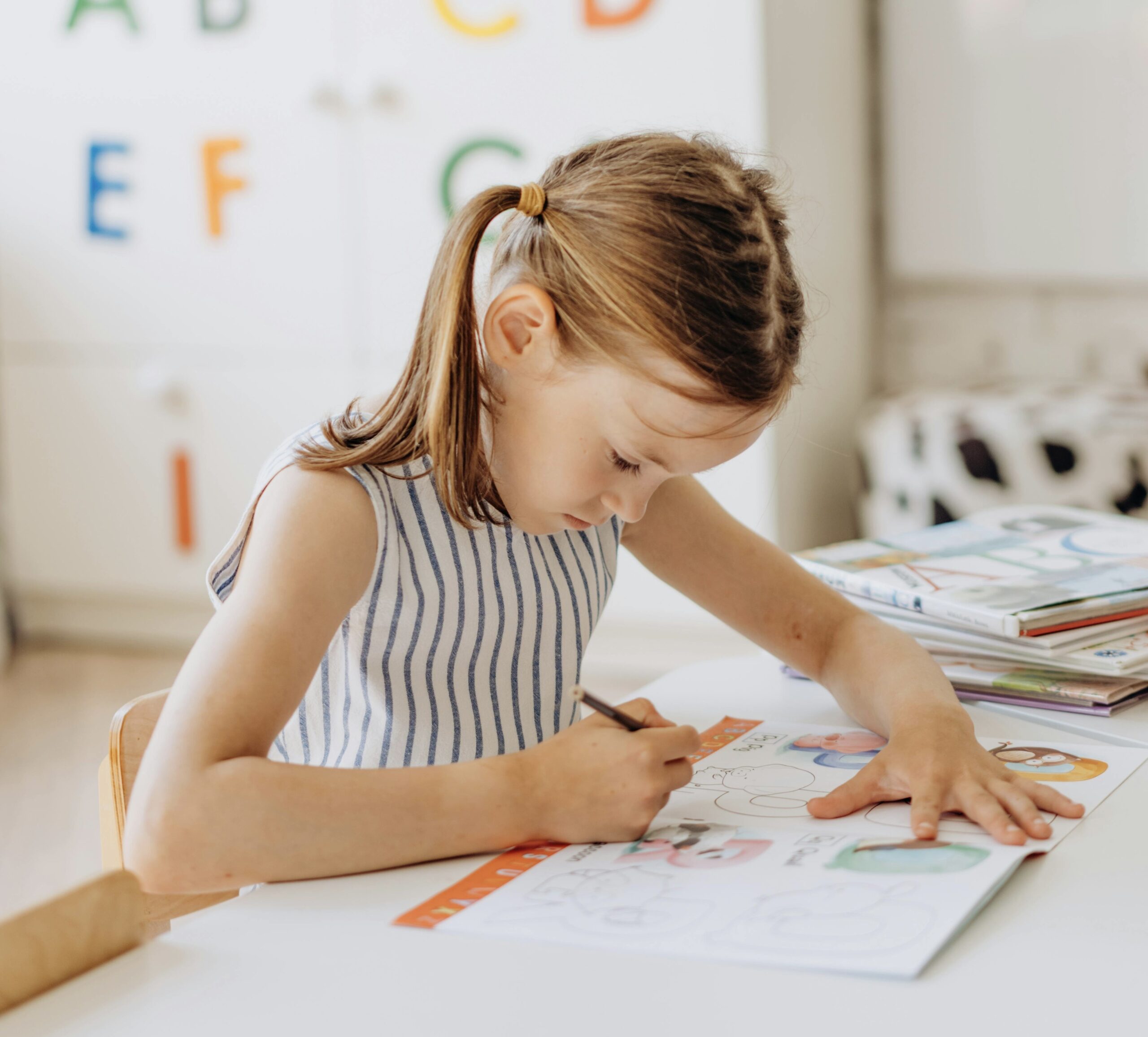 pexels-mikhail-nilov-8923576 Une enfant qui s'exprime par dessin avec une psychologue